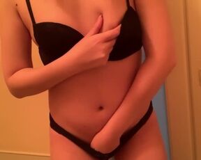 【彼氏に送った動画】黒のパンティー履いてトイレでオナニー